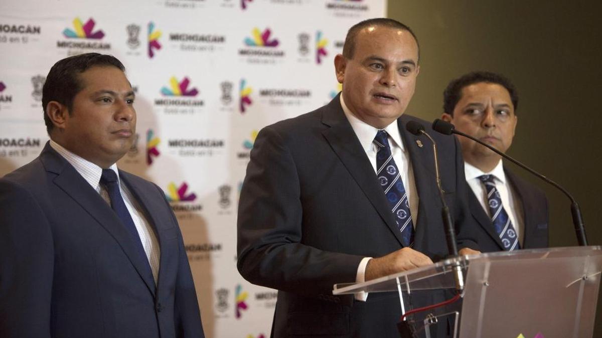 El fiscal del estado de Michoacán (México), Martín Godoy (c), habla el lunes 26 de junio de 2017, durante una conferencia de prensa donde informó del hallazgo del cuerpo del periodista Salvador Adame. El periodista mexicano Salvador Adame fue encontrado sin vida en el fondo de una barranca de la región de Tierra Caliente, en el estado de Michoacán (México), confirmó el fiscal estatal Godoy. Adame, quien colaboraba para varios medios locales y se convierte así en el octavo periodista asesinado en lo que va de este año, había sido secuestrado por un grupo armado el 18 de mayo pasado en el municipio de Múgica.