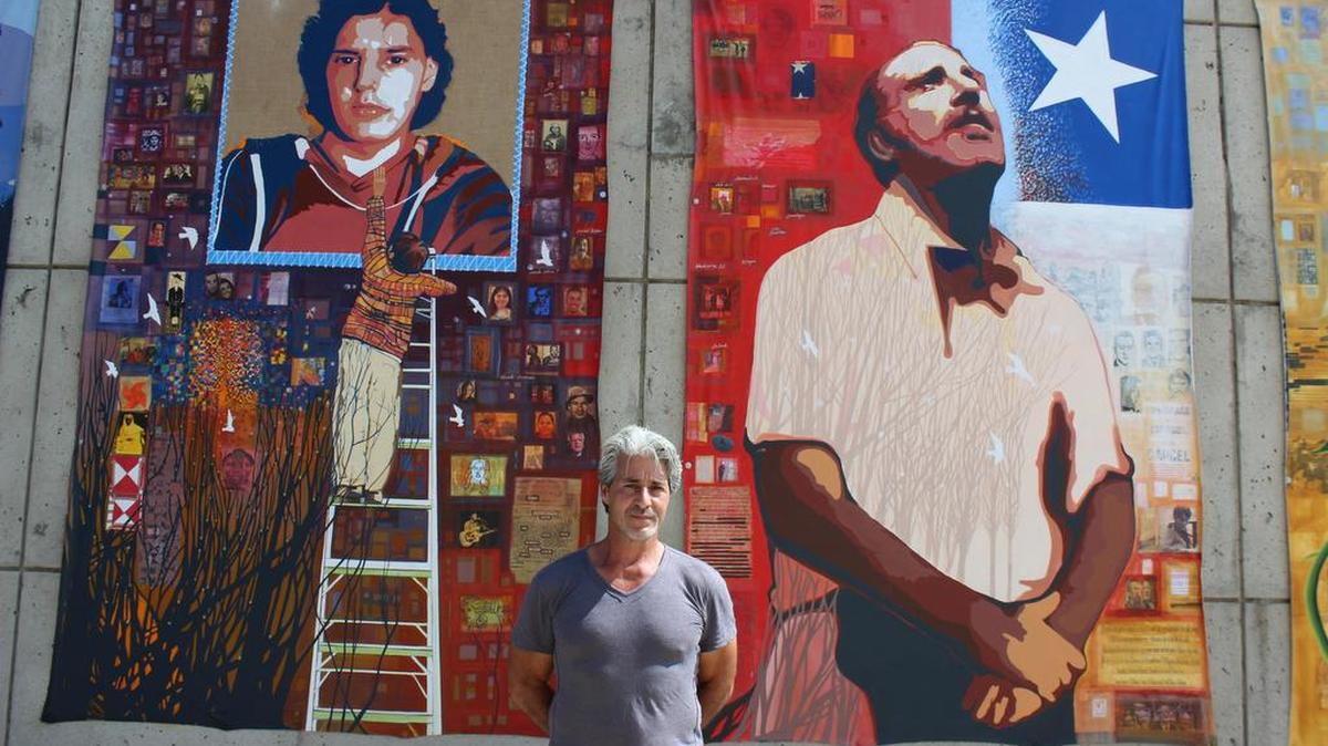 Fotografía del 12 de septiembre de 2016 de Francisco Letelier, hijo de Orlando Letelier, posando junto al mural que pintó sobre su padre, en el Museo de la American University en Washington. Cuarenta años después, Chile espera recibir esta semana más documentos estadounidenses que aclaren hasta qué punto estuvo implicado el dictador Augusto Pinochet en la muerte de uno de sus mayores adversarios en el exilio, asesinado en el peor acto de terrorismo de Estado jamás cometido en Washington.