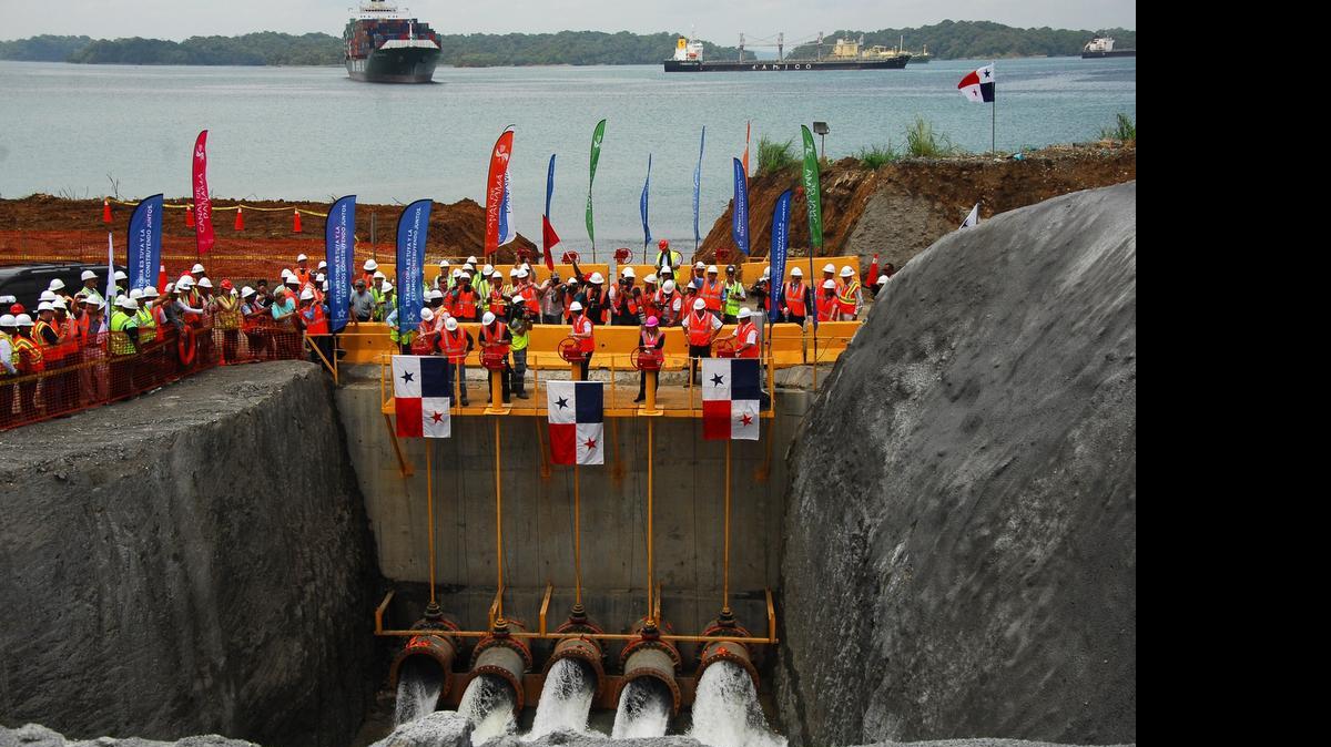 
Mediante una red de tuberías y válvulas, la Autoridad del Canal pasó el torrente a la gigantesca cámara que se llenará paulatinamente y permitirá las primeras pruebas electromecánicas del inédito sistema. 
