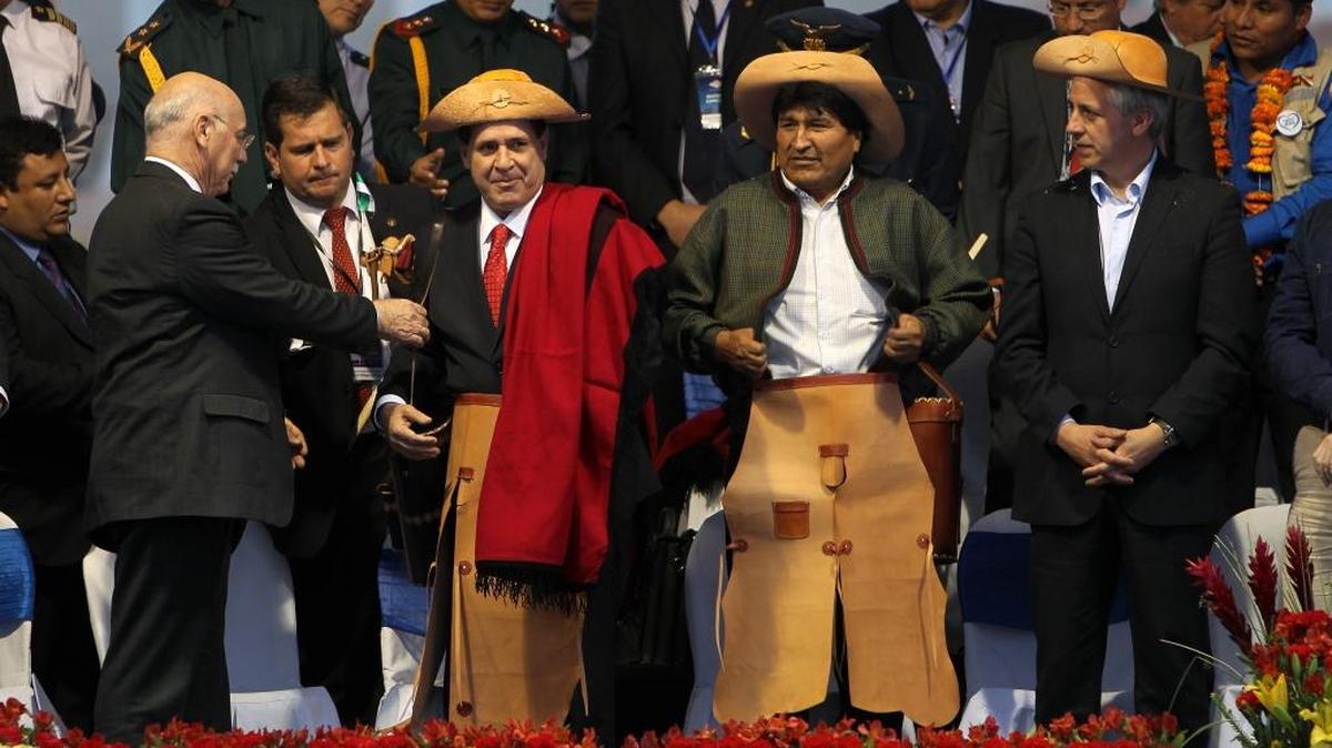 
El presidente de Paraguay, Horacio Cartes (4 izq.) y su homólogo de Bolivia, Evo Morales ( 2 der.), en La Paz el lunes
