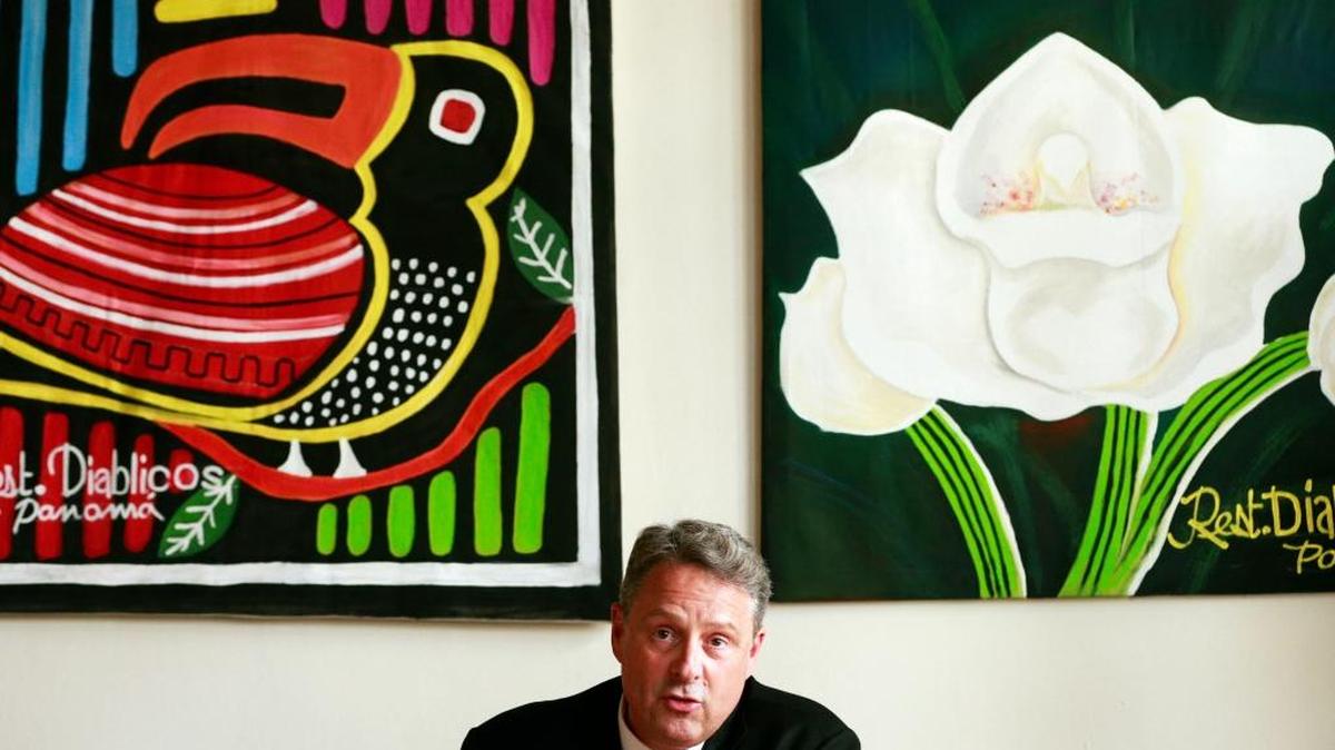 El nuevo embajador de EEUU en Panamá, John Feeley, habla en una rueda de prensa luego de presentar ante el gobierno panameño sus cartas credenciales el martes, en Ciudad de Panamá.