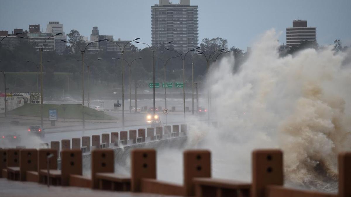 Las olas rompen en "La Rambla" de Montevideo el 13 de septiembre de 2016 mientras fuertes vientos azotan gran parte de Uruguay.