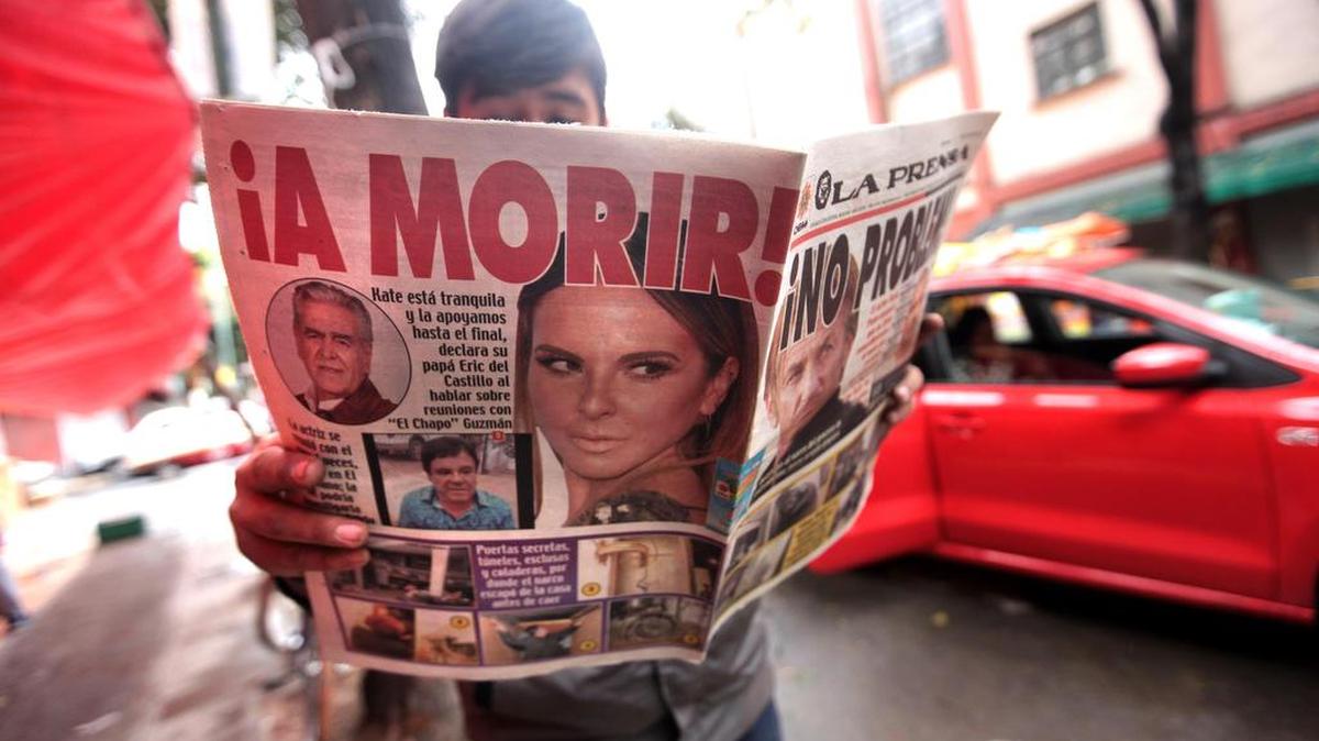 Una persona lee un periódico el miércoles 13 de enero de 2016, con una fotografías de la actriz mexicana Kate del Castillo y el narcotraficante Joaquín "el Chapo" Guzmán donde se habla de un presunto romance entre ambos personajes.