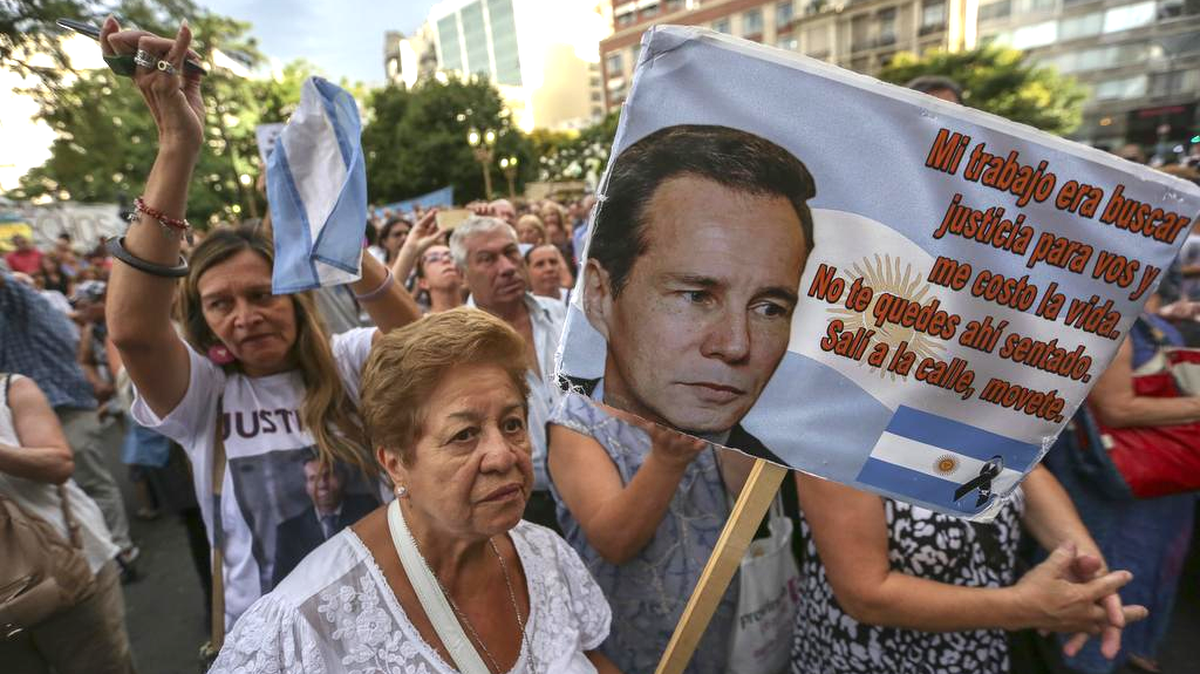 Manifestantes marchan para pedir justicia en el caso de Alberto Nisman, el jueves 18 de febrero de 2016, en Buenos Aires (Argentina). Nisman fue hallado muerto en enero de 2015, días después de denunciar a la entonces presidenta del país, Cristina Fernández, por presunto encubrimiento de terroristas.