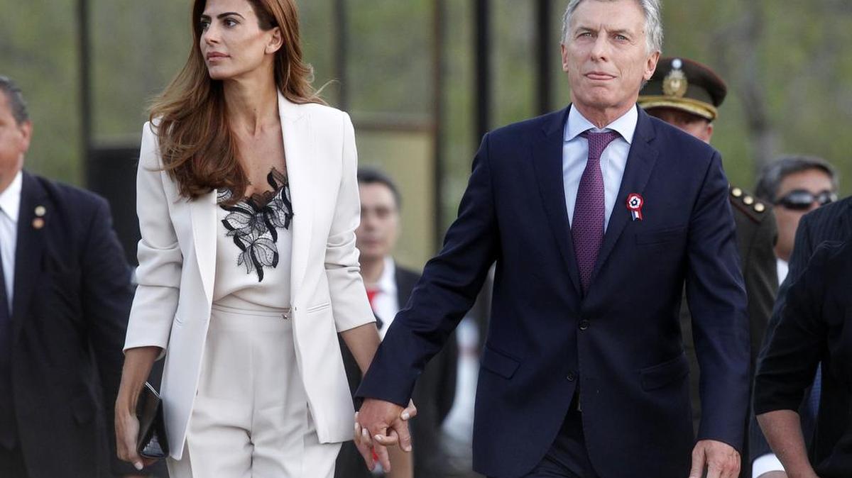 El presidente argentino, Mauricio Macri, y su esposa Juliana Awada, llegan a la ceremonia conmemorativa del 200 aniversario de la batalla de Chacabuco, que condujo a la independencia chilena de España, en Colina, a 34 kilómetros al noroeste de Santiago, el 12 de febrero de 2017.