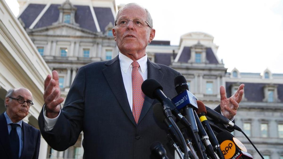 El presidente de Perú, Pedro Pablo Kuczynski, habla a los reporteros en el exterior de la Casa Blanca el 24 de febrero.