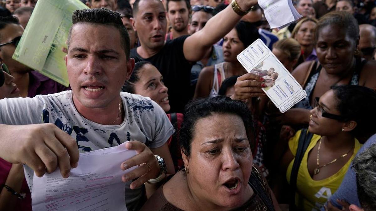 En la foto de archivo, un grupo de cubanos protesta frente a la embajada de Ecuador en La Habana.