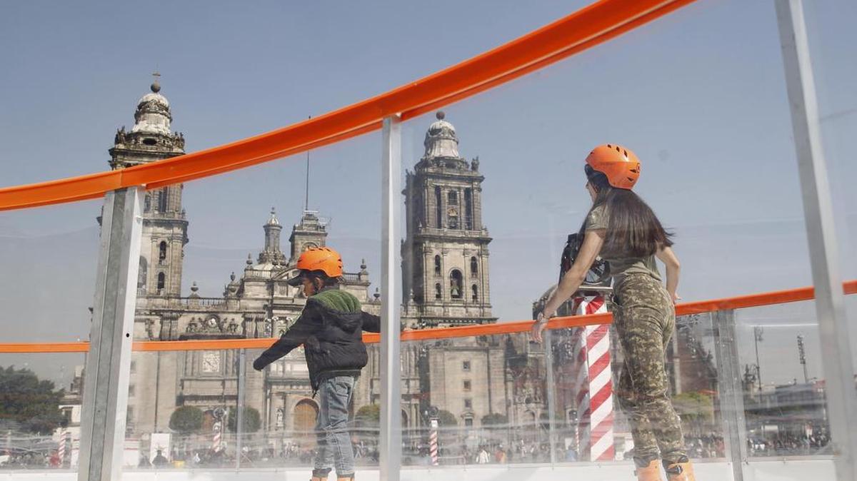 Asistentes patinan en una pista de hielo este sábado, 23 de diciembre de 2017, en Ciudad de México (México).