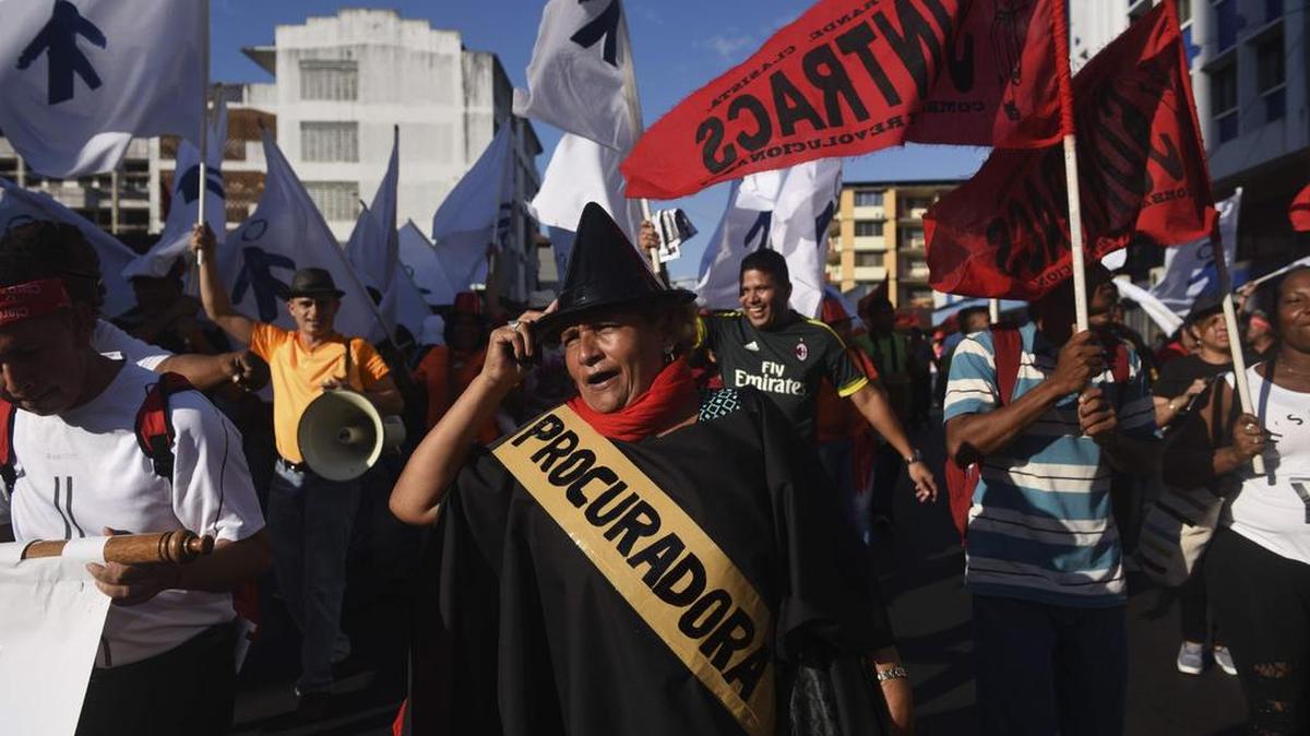 Trabajadores, estudiantes y campesinos protestan contra la corrupción en relación con el escándalo de la gigante brasileña de la construcción Odebrecht, frente al Congreso de Panamá en Ciudad de Panamá el 16 de febrero de 2017.