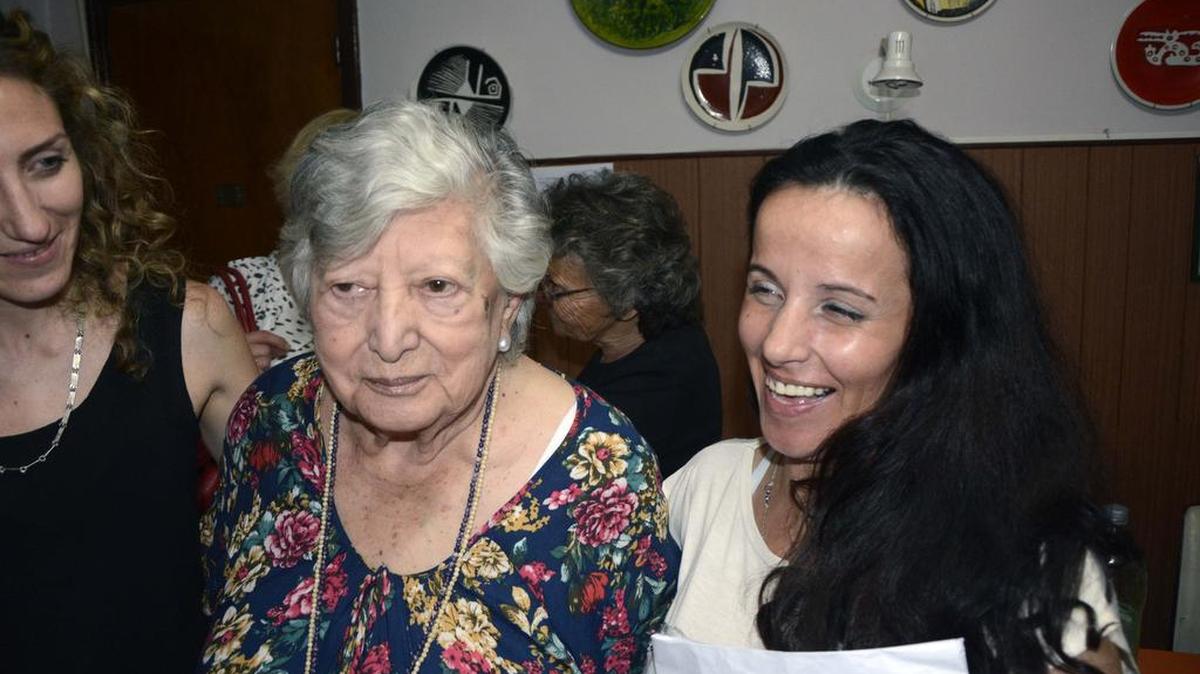 Fotografía del 24 de diciembre de la abuela de Plaza de Mayo, María Isabel Chorobik de Mariani (c) durante el reencuentro con su supuesta nieta Clara Anahí Teruggi (d), tras 39 años de búsqueda.