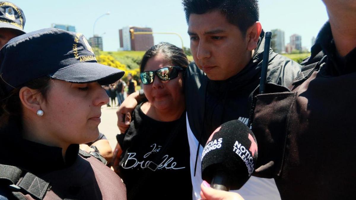 Elena (c), hermana del tripulante Cristian Ibáñez, llega el jueves 23 de noviembre de 2017, en la base naval de Mar del Plata, provincia de Buenos Aires (Argentina).