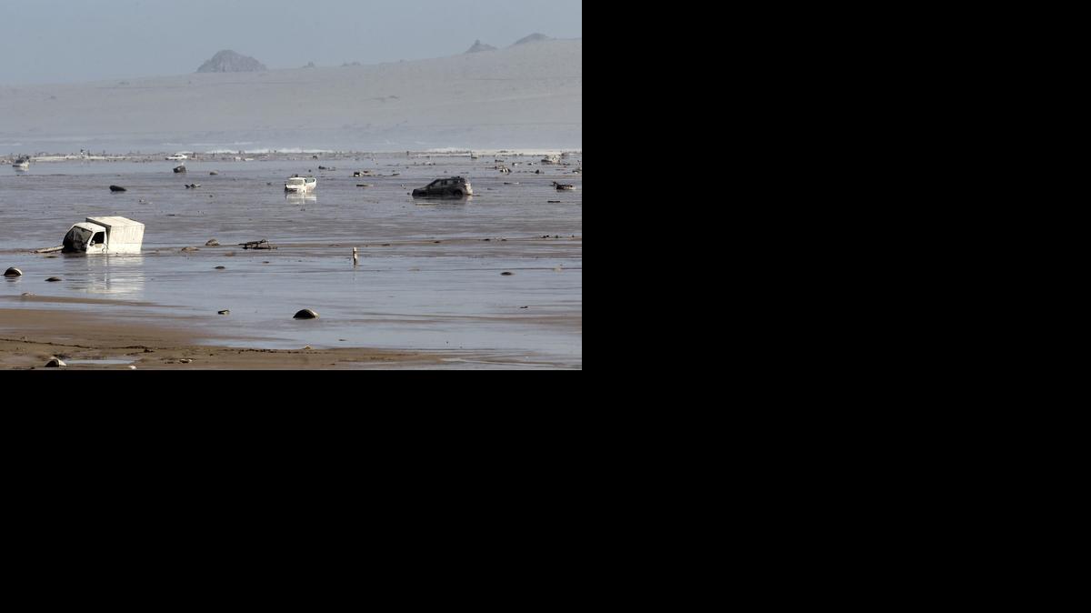 
Vehículos arrastrados a la playa de la localidad de Chañaral por las inundaciones torrenciales, que han dejado al menos nueve muertos, 19 desaparecidos y miles de evacuados.

