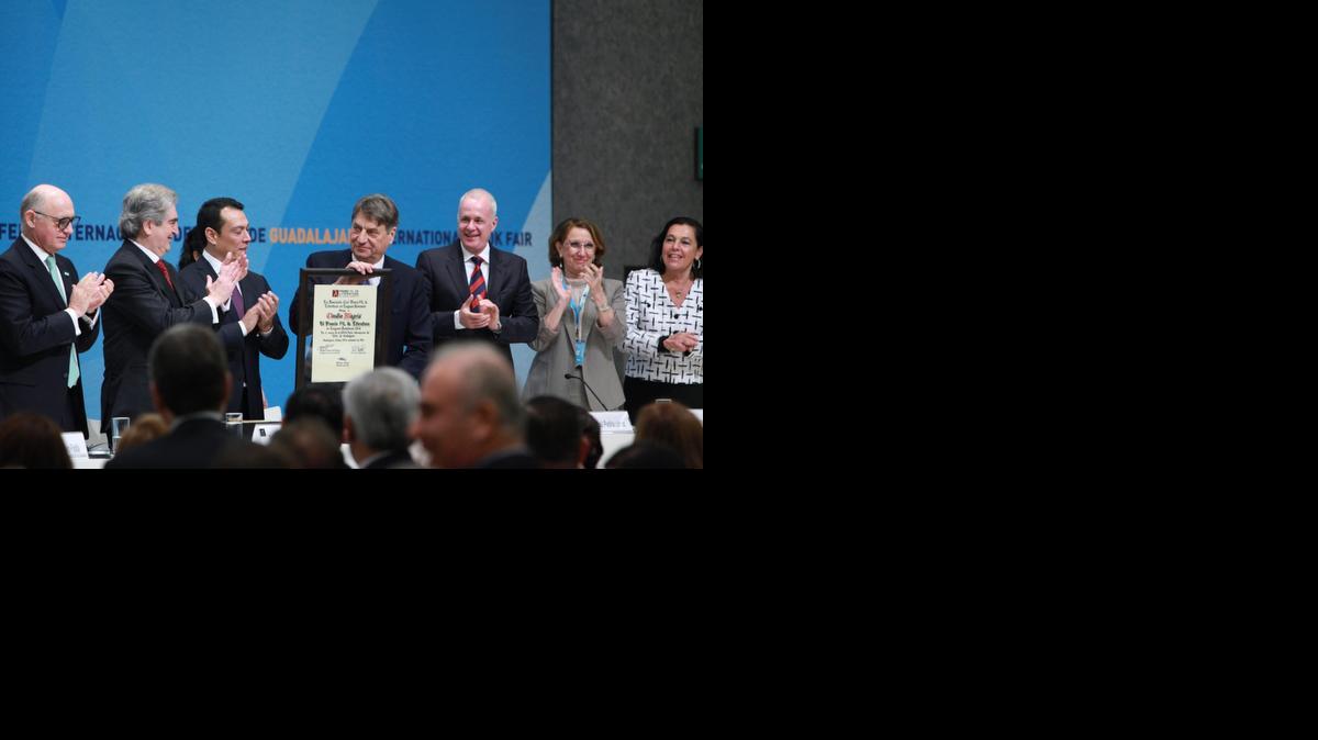 
El escritor italiano Claudio Magris (cen.) recibe el sábado el premio de Literatura en Lenguas Romances, en un acto que inauguró la XXVIII Feria Internacional del Libro de Guadalajara, México . 
