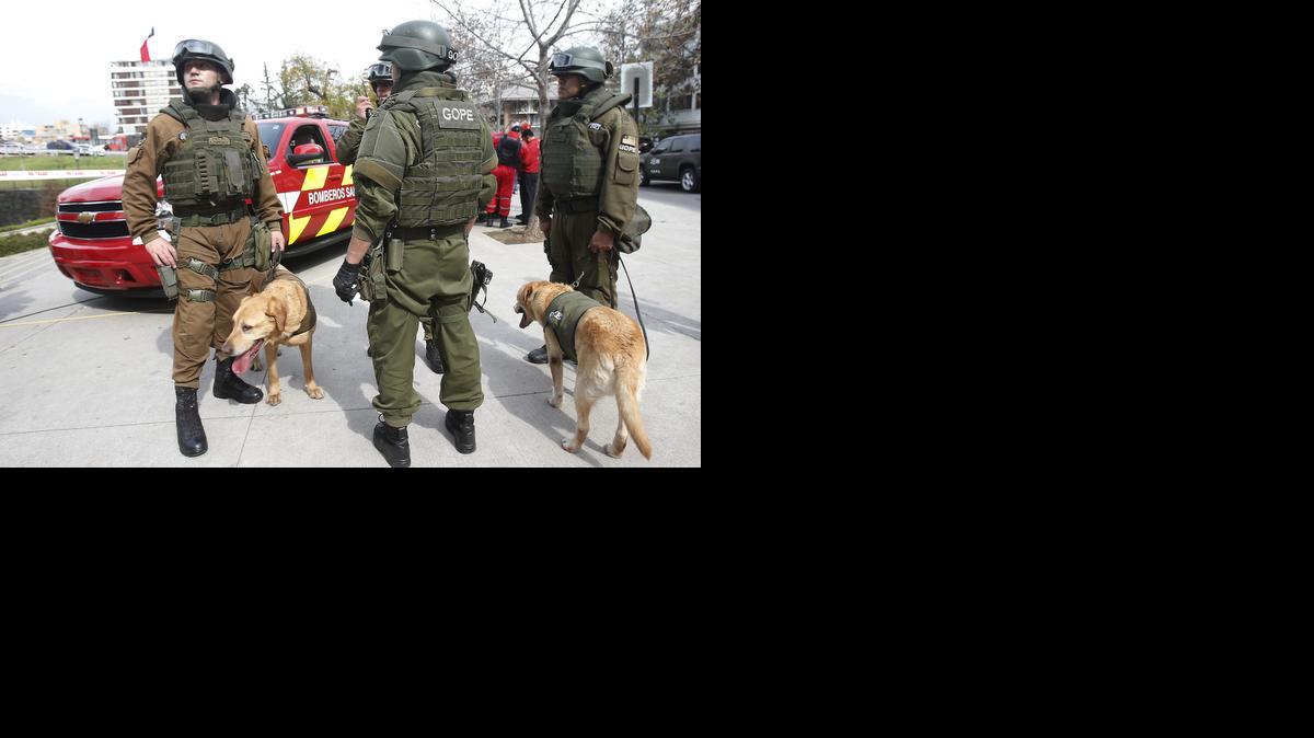 
Fuerzas de la policía recorren con perros adiestrados los alrededores de la estación del metro Escuela Militar luego de la explosión ocurrida este lunes.
