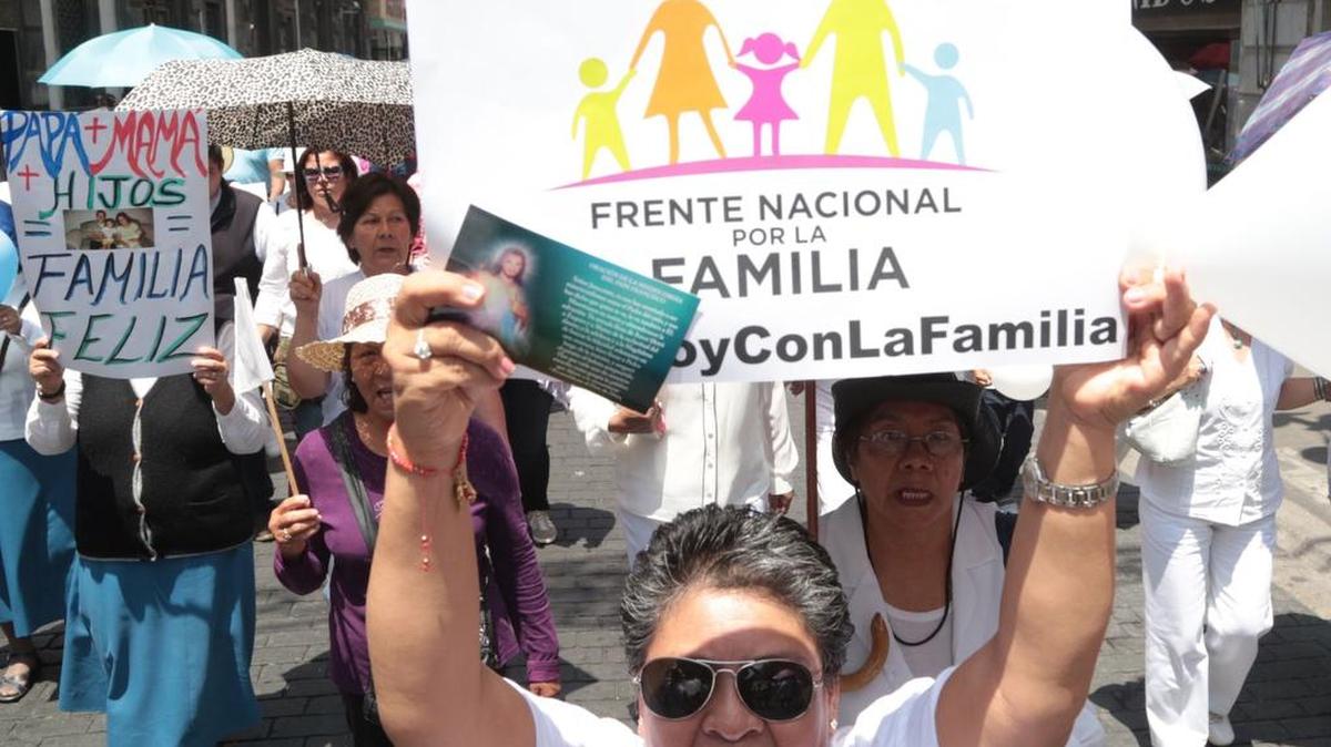 Activistas marchan en contra del matrimonio gay en Puebla, México, este 1 0de septiembre de 2016.