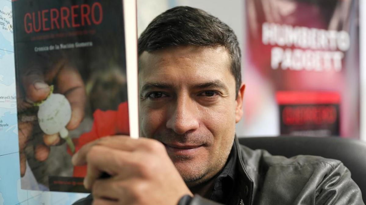 El escritor Humberto Padget, autor del libro "Guerrero: los hombres de verde y la dama de rojo", posa durante una entrevista hoy, jueves 21 de enero de 2016, en Ciudad de México. Padgett defendió hoy que el encuentro celebrado en octubre pasado entre Joaquín "el Chapo" Guzmán y el actor Sean Penn no respondió a intereses periodísticos, sino al "narcisismo patológico" del capo.