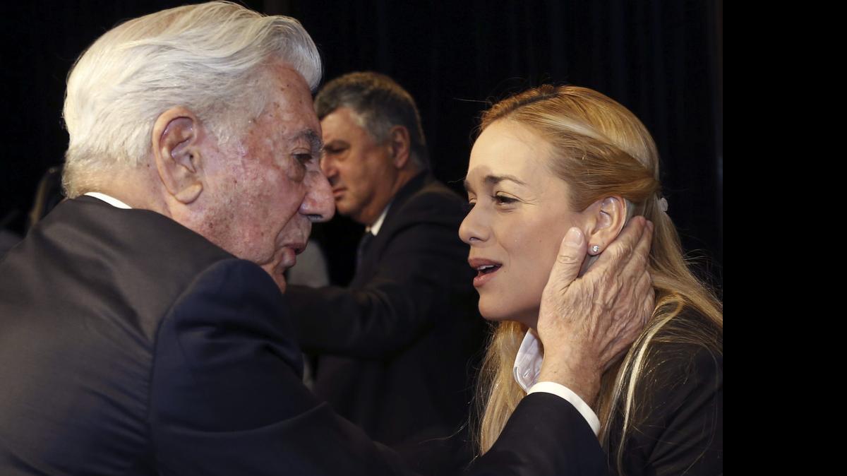 
El premio Nobel de literatura Mario Vargas Llosa saluda a la esposa del opositor venezolano Leopoldo López, Lilian Tintori, al comienzo del debate sobre democracia y populismo en Latinoamérica en el llamado Foro Atlántico celebrado en la Casa América.

