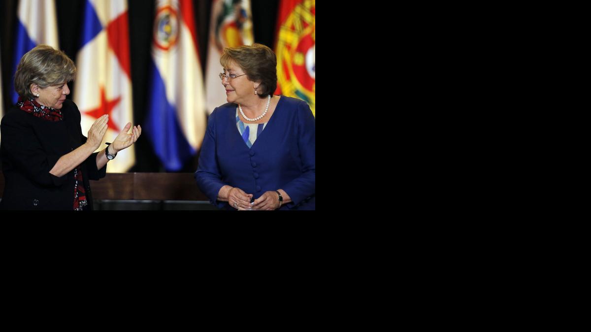 
La presidenta de Chile, Michelle Bachelet (der.), habla con la secretaria ejecutiva de la Cepal, Alicia Bárcena, en la Asamblea General de la SIP, el lunes en Chile. 
