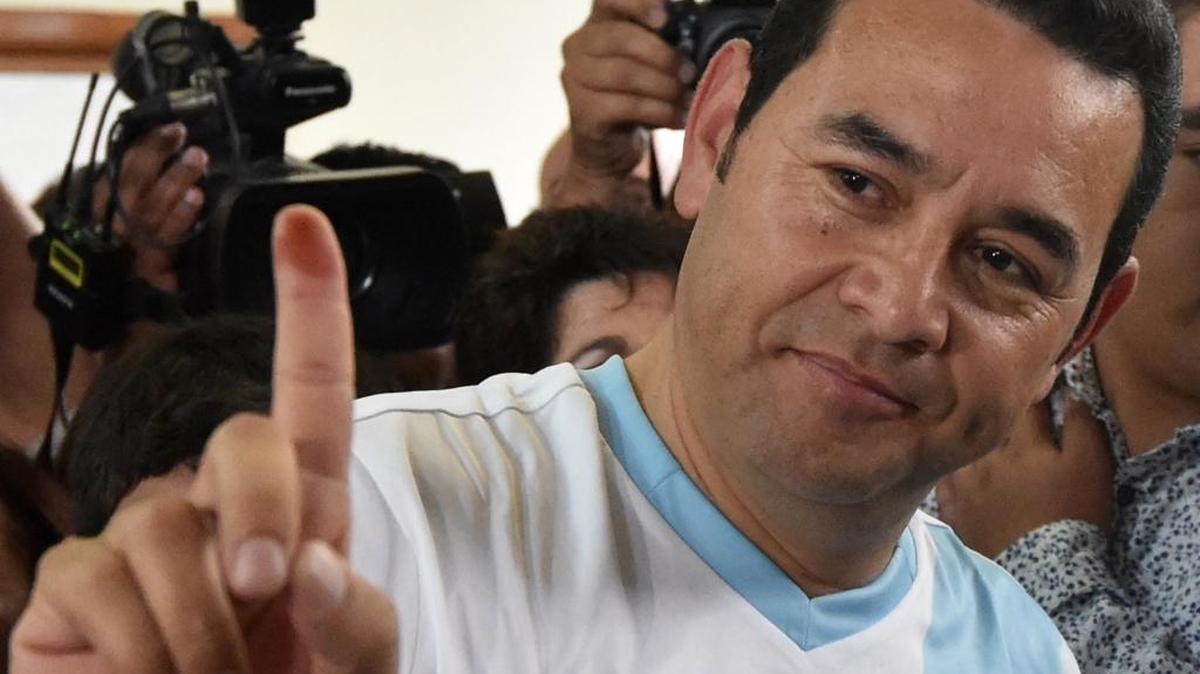 El candidato presidencial Jimmy Morales, muestra su dedo tras votar en los comicios del domingo en Mixo, cerca de Ciudad de Guatemala.