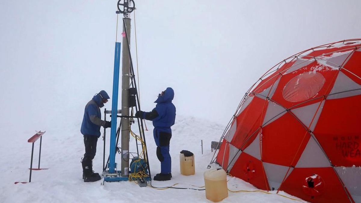 Fotografía sin fecha cedida hoy, sábado 24 de junio de 2017, por la Universidad Grenoble Alpes de dos investigadores de la misión Ice Memory extrayendo piezas de hielo en el nevado Illimani cerca a La Paz, Bolivia.