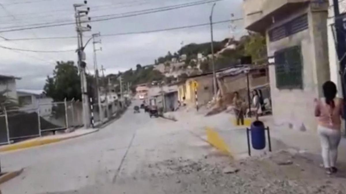 En esta captura tomada del video, una vista de escombros en una calle después de un terremoto, en Bagua, Perú, el domingo 28 de noviembre de 2021. El Servicio Geológico de Estados Unidos dice que un fuerte terremoto con una magnitud preliminar de 7.5 ha ocurrido en el norte de Perú.