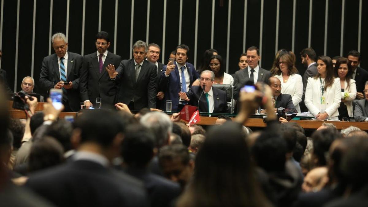 El presidente de la Cámara de Diutados, Eduardo Cunha (cen.), encabeza una sesión el jueves en Brasilia (Brasil). La Cámara de Diputados de Brasil retomó el proceso de cara a un posible juicio político contra la jefa de Estado, Dilma Rousseff, con la aguda crisis que vive el país en plena ebullición y el apoyo parlamentario a la mandataria menguado.