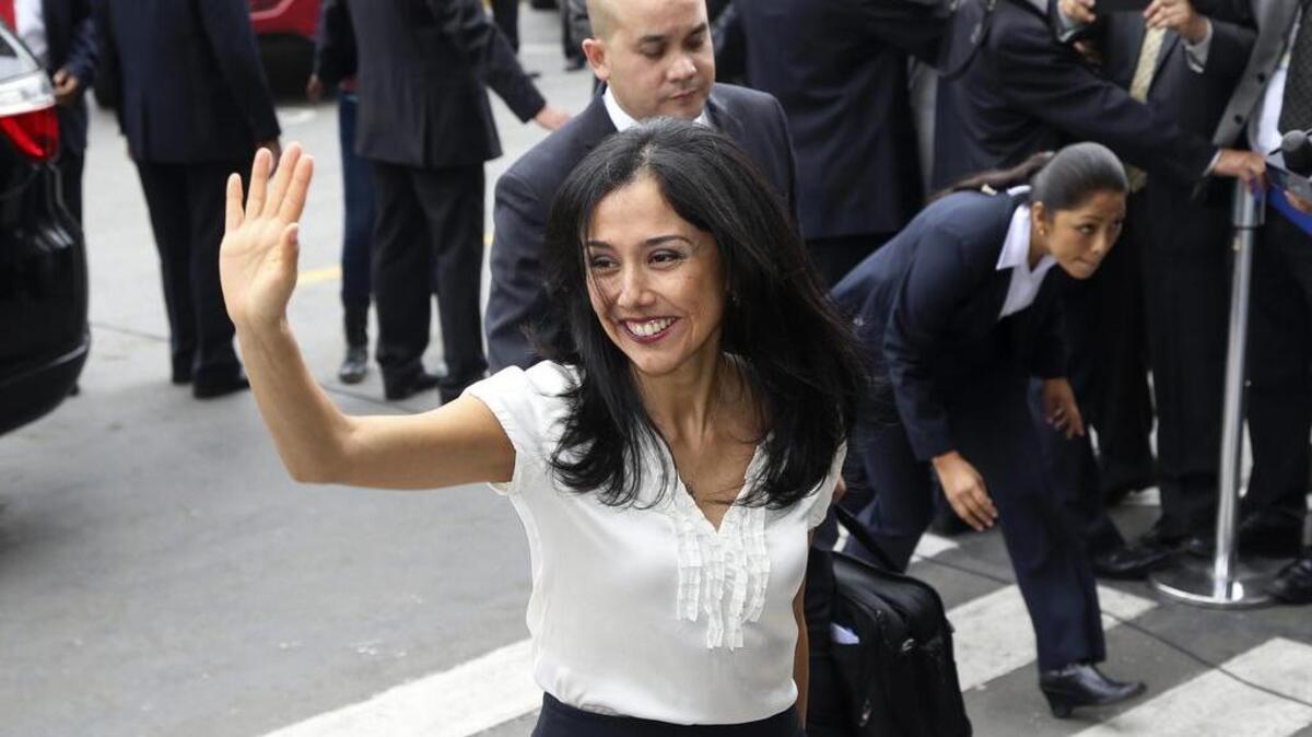 La primera dama del Perú, Nadine Heredia, acude al Congreso peruano el viernes 29 de mayo de 2015, en Lima, para presentarse ante una comisión que investiga las presuntas actividades ilegales del empresario Martín Belaunde Lossio, exasesor del presidente Ollanta Humala en la campaña para las elecciones del 2006.