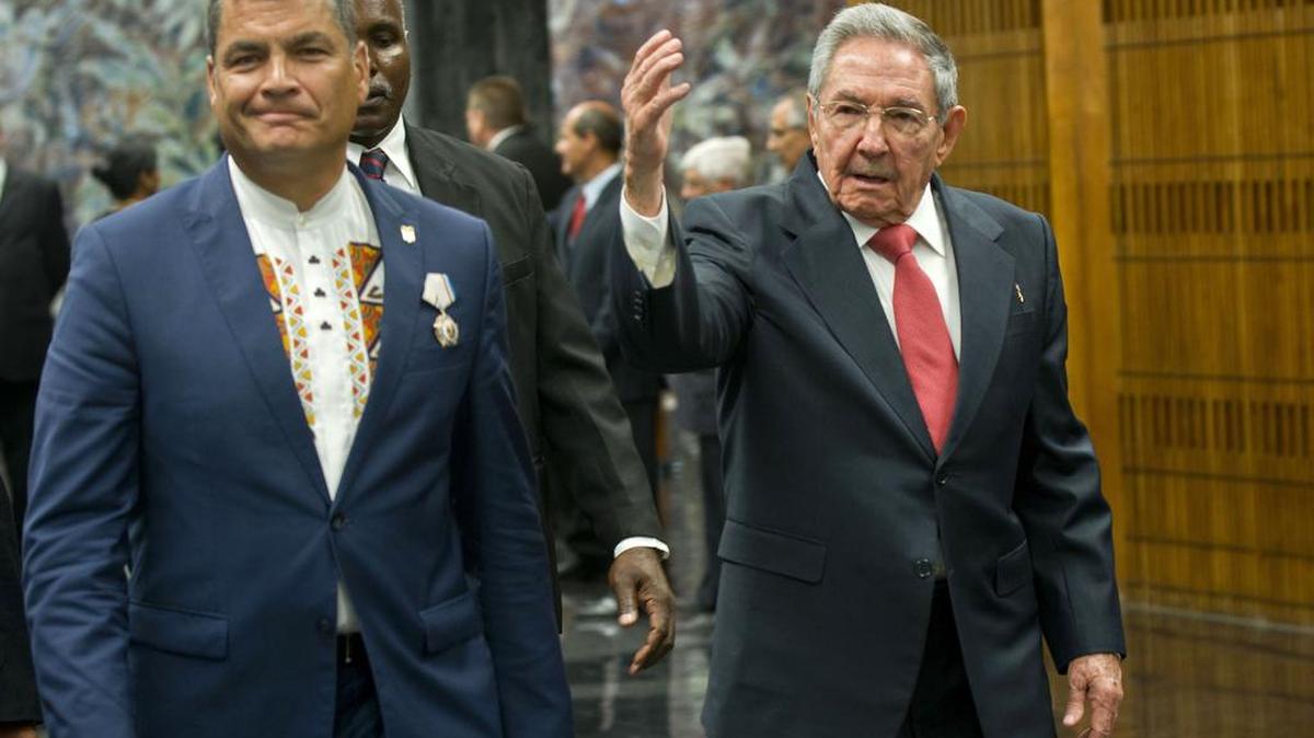 El gobernante de Cuba, Raúl Castro, camina junto al mandatario ecuatoriano Rafael CAstro el viernes 5 de mayo de 2017 en La Habana, Cuba.