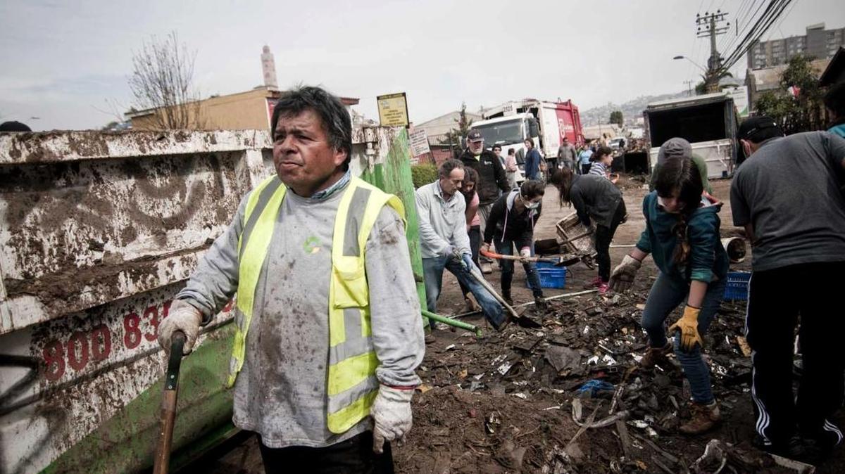 
Un grupo de chilenos despeja los escombros de las calles principales el sábado en la localidad de Coquimbo, a unos 460 kilómetros al norte de Santiago, tras el tsunami que afectó a la zona la noche del miércoles.
