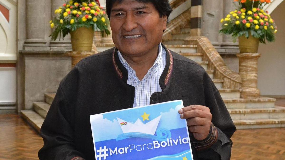 Fotografía cedida por la Agencia Boliviana de Información (ABI), del presidente de Bolivia, Evo Morales, que sostiene un cartel de la Campaña por el Mar con el "hashtag" (etiqueta) #MarParaBolivia el jueves 16 de marzo de 2017, en el Palacio de Gobierno en La Paz (Bolivia).