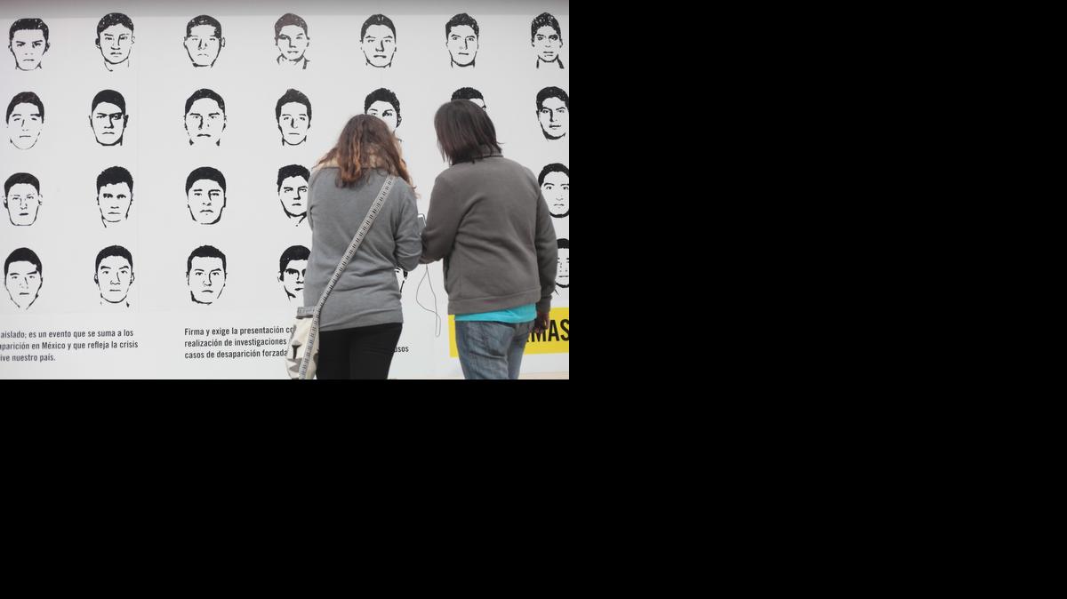 
Representantes de Amnistía Internacional (AI) colocan un muro el miércoles en Ciudad de México, que en la mayor parte de su superficie se encuentran miles de firmas en las que se superponen por los rostros dibujados de los estudiantes desaparecidos, el miércoles. 
