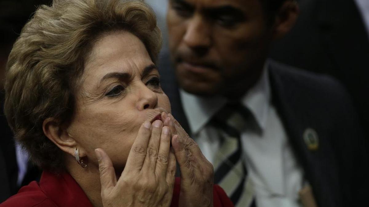 
La presidenta brasileña Dilma Rousseff durante un discurso ante miles de mujeres campesinas en el estadio Mané Garrincha en Brasilia.


