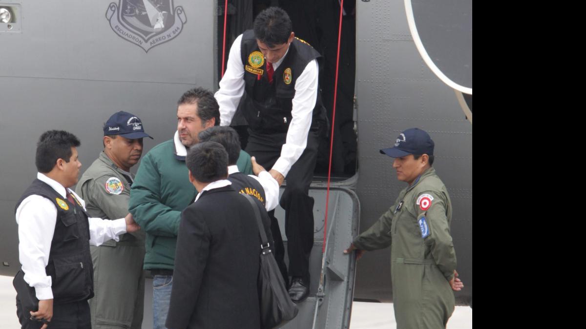 
El empresario Martín Belaunde Lossio (cEN.), desciende de un avión de la Fuerza Aérea Peruana el viernes, a su llegada a Lima.
