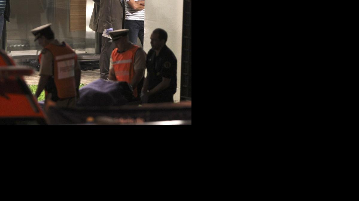 
Agentes de policía trasladan el cuerpo sin vida del fiscal argentino Alberto Nisman, que denunció a la presidenta Cristina Fernández por presunto encubrimiento de Irán en un atentado contra la mutual judía AMIA, y fue hallado muerto en su vivienda de Buenos Aires el lunes 19 de enero de 2015, en circunstancias aún por aclarar.

