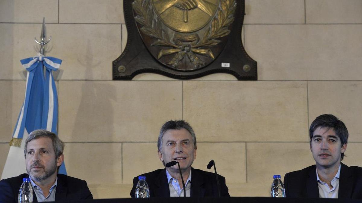 Fotografía cedida hoy, jueves 23 de junio de 2016, por la Presidencia de Argentina de el presidente de Argentina, Mauricio Macri (c) junto al ministro argentino de Interior, Obras Públicas y Vivienda, Rogelio Frigerio (i) y el secretario de Asuntos Políticos e Institucionales de Argentina, Adrián Perez (d) durante la presentación de un proyecto de reforma política propuesta por el mandatario, que apunta a instaurar un "sistema electoral transparente y equitativo" según aseguró Macri en Buenos Aires (Argentina).