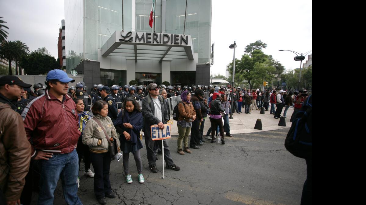 
Maestros mexicanos bloquean varias calles y la sede de la Cámara de Senadores en el 2013, en Ciudad de México, en protesta por una ley que les afecta. El lunes marcharon en Oaxaca.

