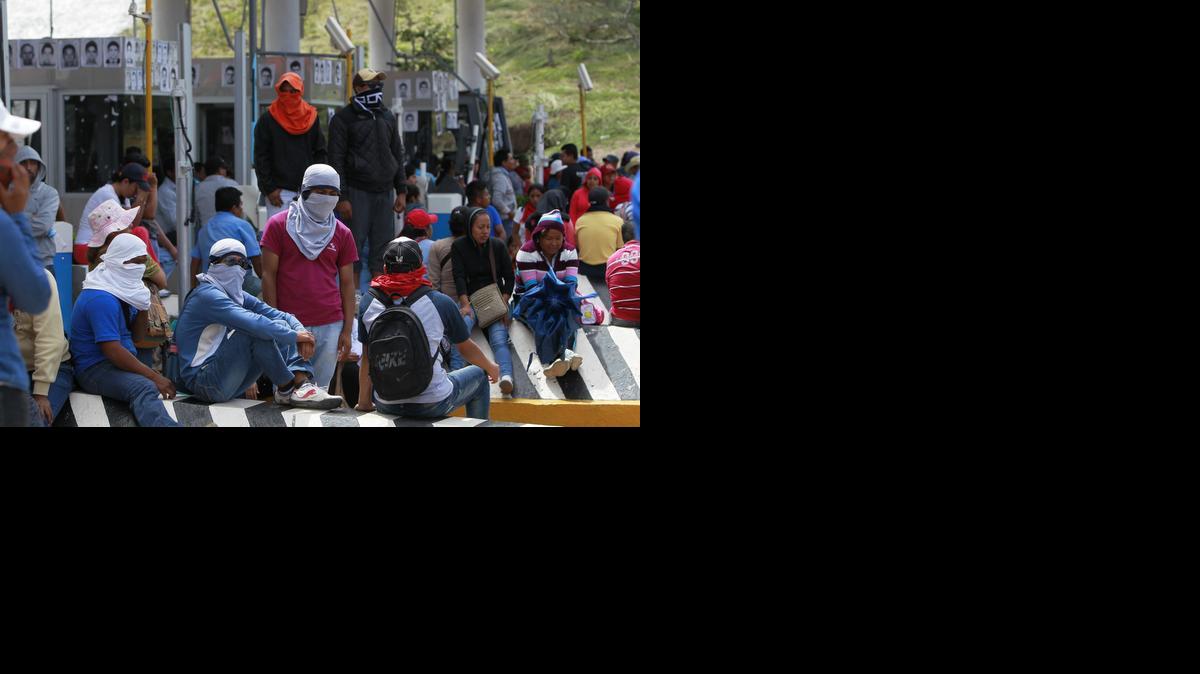 
Miles de estudiantes de distintos centros educativos mexicanos se sumaron el miércoles a las protestas para que los 43 jóvenes desaparecidos en la ciudad de Iguala el pasado 26 de septiembre aparezcan con vida. 
