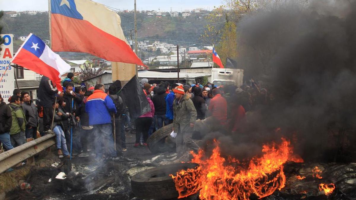 El veto a las extracciones de mariscos en Chiloé se puede extender a cuatro meses. Desde hace días, más de 2,000 pescadores artesanales de Chiloé están en pie de guerra.