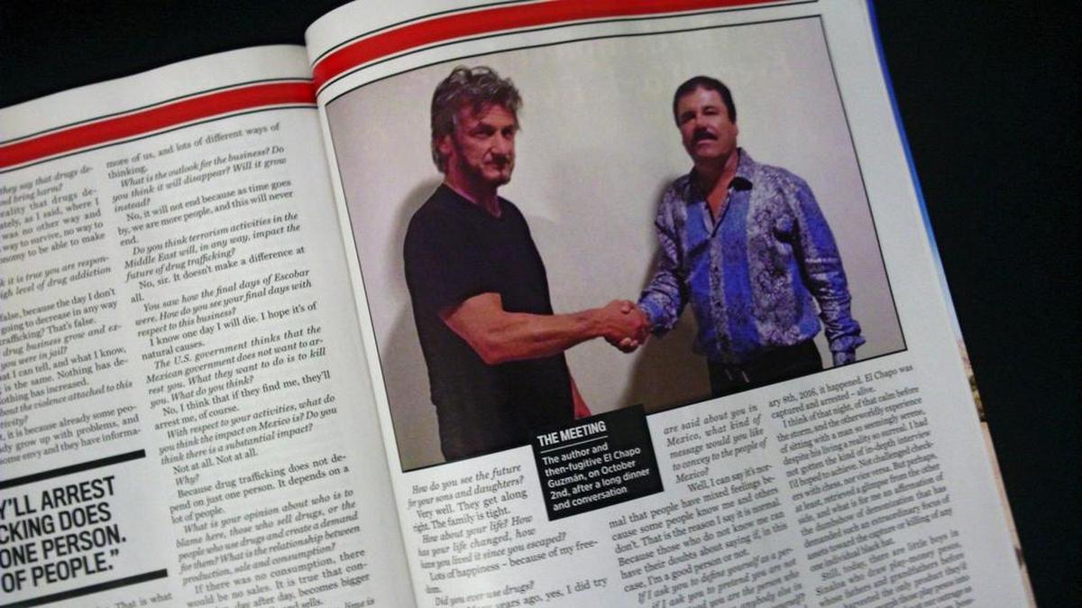 Imagen de la revista Rollings Stones que muestra al actor estadounidense Sean Penn estrechando la mano del narcotraficante mexicano el Chapo "Guzmán".