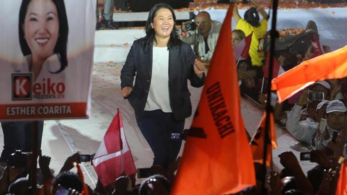 La candidata presidencial por el partido Fuerza Popular Keiko Fujimori baila durante el cierre de su campaña electoral hoy, jueves 2 de junio de 2016, en el populoso distrito de Villa El Salvador al sur de la ciudad de Lima (Perú).