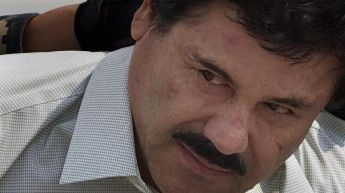 En esta foto Joaquín "El Chapo" Guzmán es escoltado a un helicoptero en Ciudad de México.