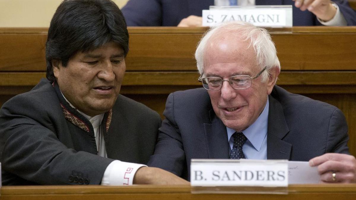 El candidato presidencial estadounidense Bernie Sanders, derecha, habla con el presidente de Bolivia, Evo Morales, durante una conferencia que conmemora el 25 aniversario de "Centesimus annus", un documento de alto nivel didáctico por el Papa Juan Pablo II en la economía y la justicia social en el extremo del Frío guerra, en el Vaticano, el viernes, 15 de abril de 2016.