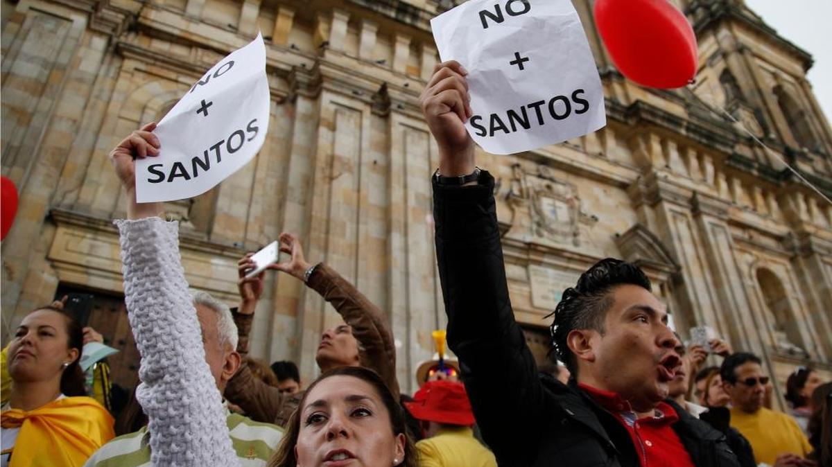 Personas congregadas en la Plaza Bolívar de Bogotá para protestar contra las concesiones del gobierno colombiano a las FARC, en una imagen del 2 de abril de 2016.