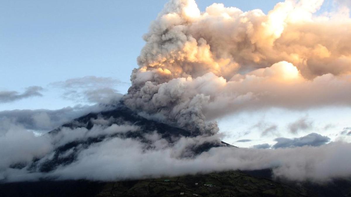 Vista de una explosión en el volcán Tungurahua, en Ecuador, en el 2006.