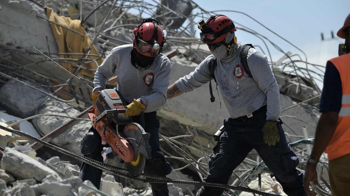Personal de rescate corta barras de hierro dentro de los escombros en Pedernales, Ecuador, el martes.
