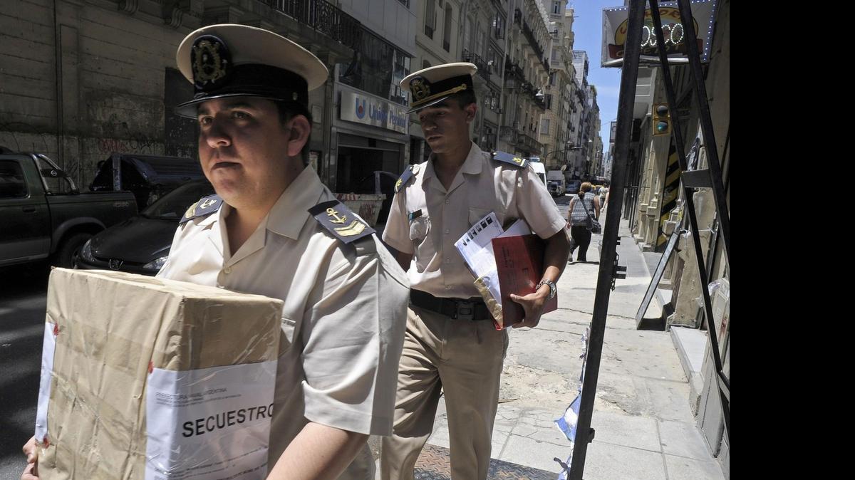 
Investigadores argentinos trasladan cajas con pruebas relacionadas con el caso del fiscal argentino, Alberto Nisman, en Buenos Aires, en enero pasado.
