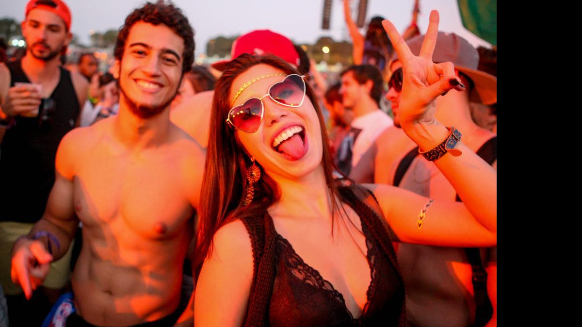 
Asistentes al primer día del mayor evento de música electrónica de América del Sur y uno de los más grandes del planta, Tomorrowland, el viernes en Sao Paulo, Brasil. 
