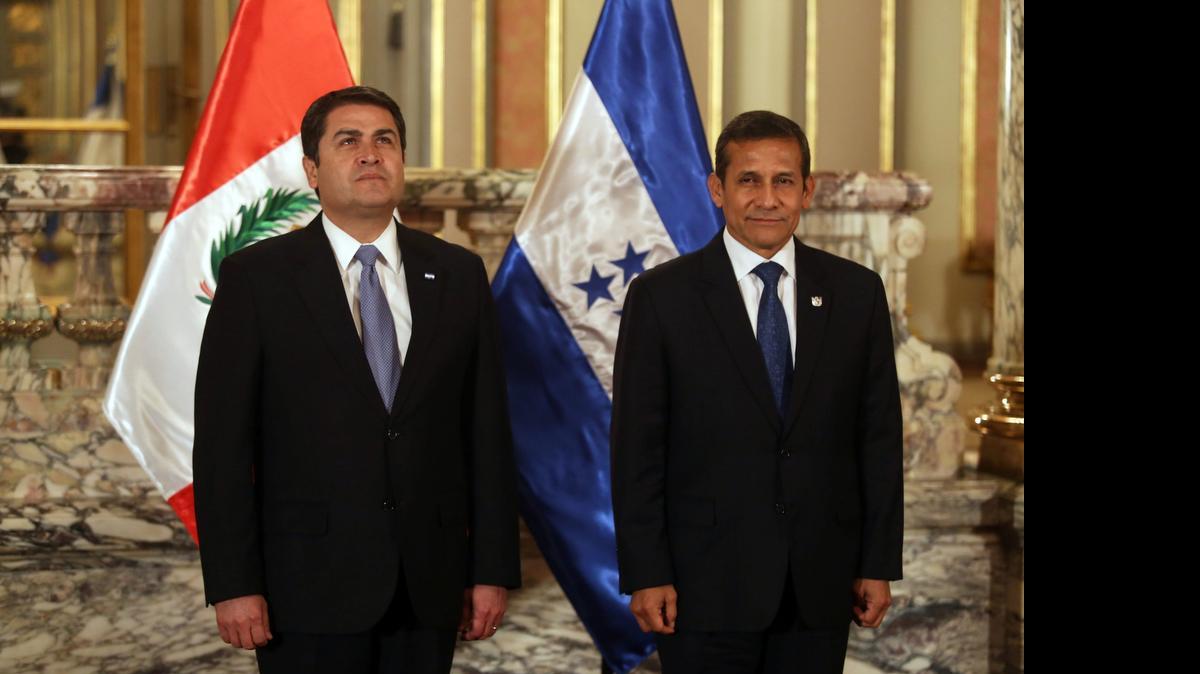 
El presidente de Honduras, Juan Orlando Hernández (izq.) y su homólogo peruano, Ollanta Humala, posan tras firmar acuerdos de libre comercio el viernes pasado, en el palacio de gobierno de Lima. 
