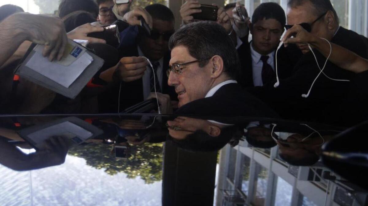 
El ministro de Hacienda de Brasil, Joaquim Levy (c), sale del ministerio de Hacienda para una reunión con la mandataria brasileña, Dilma Rousseff, en Brasilia.
