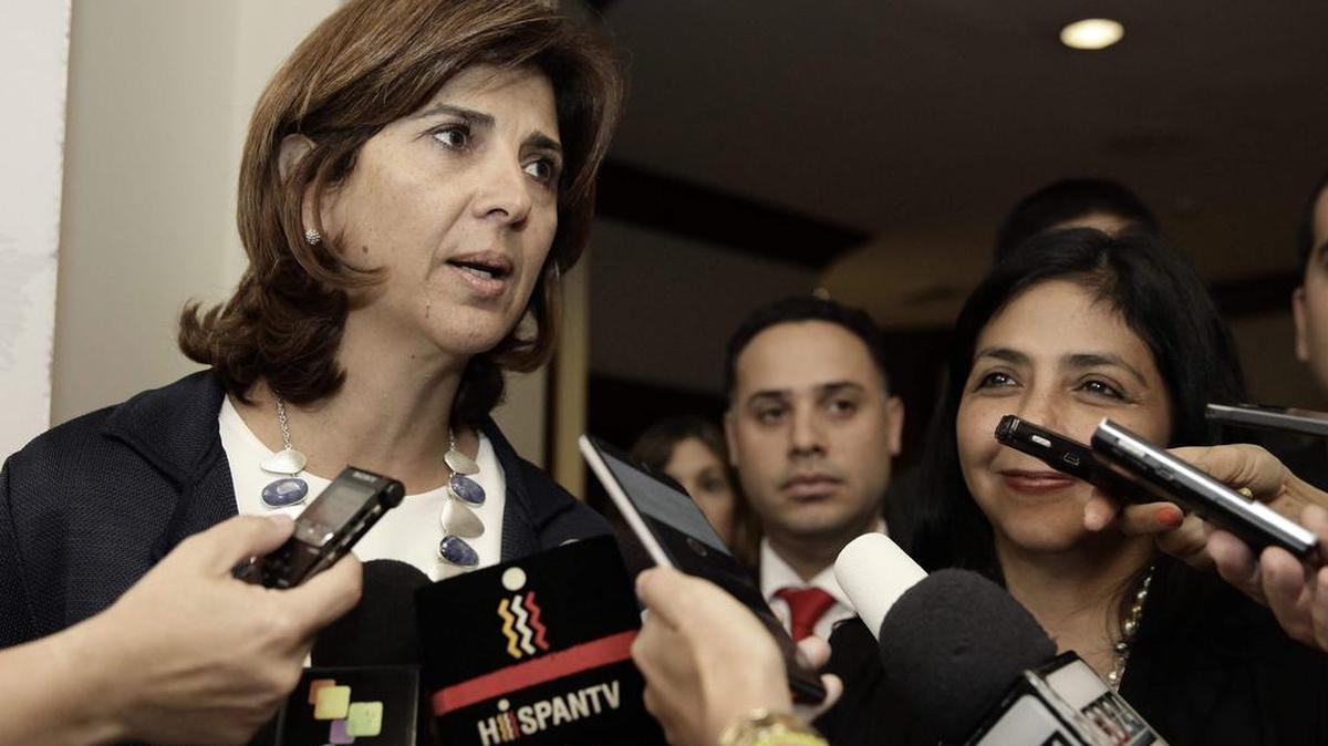 
La ministra de Relaciones Exteriores de Colombia, María Angela Holguín, y su homóloga venezolana, Delcy Rodríguez (der.), hablan con la prensa tras un encuentro privado, durante la VII Reunión de Ministros de Relaciones Exteriores del Foro de Cooperación América Latina-Asia del Este (FOCALAE), en San José.
